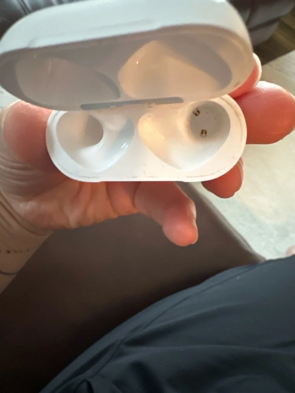 Apple AirPods 4th Generation Charging Case (Model A3058) - Picture 5 of 6